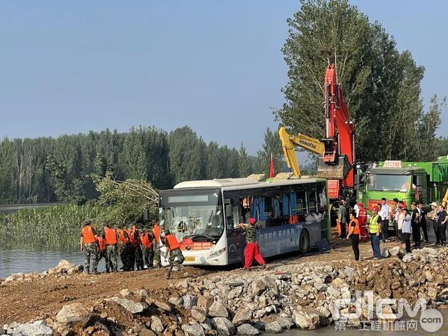 河南鹤壁一河决口已经投入10辆卡车，1辆公交车