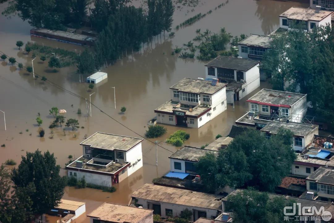 这是7月24日拍摄的被水淹没的鹤壁市浚县新镇镇彭村。新华社记者 李安 摄
