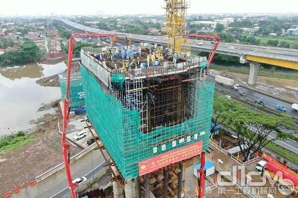 雅万高铁最大跨度连续梁一次浇筑成功