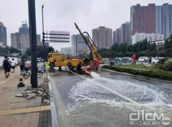 中国安能抢险救援人员在清除路面积水