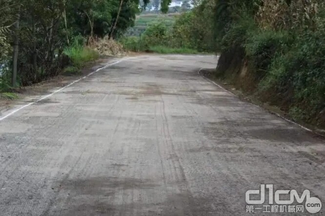 云南省小忙兔村道路援建中，使用W 130 H对原路面结构线性进行调整，为加铺罩面打基础。