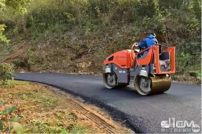 在江苏省南京市秣陵乡村道路养护项目施工，HD 30 VV在仅4米的狭窄路段，以1.8 km/h的速度高效压实路面