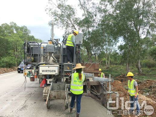 海南儋州市县道改扩建部分，采用维特根 SP 15 滑模摊铺机为公路摊铺路肩。