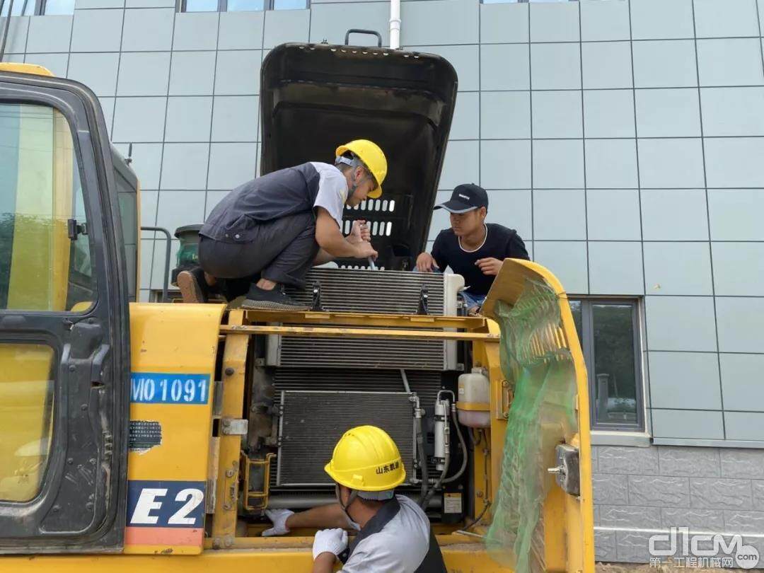 山推挖掘机“夏季送清凉”活动走访任章收