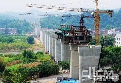 方圆SC200施工升降机顺利落户广西南玉高铁建设工地