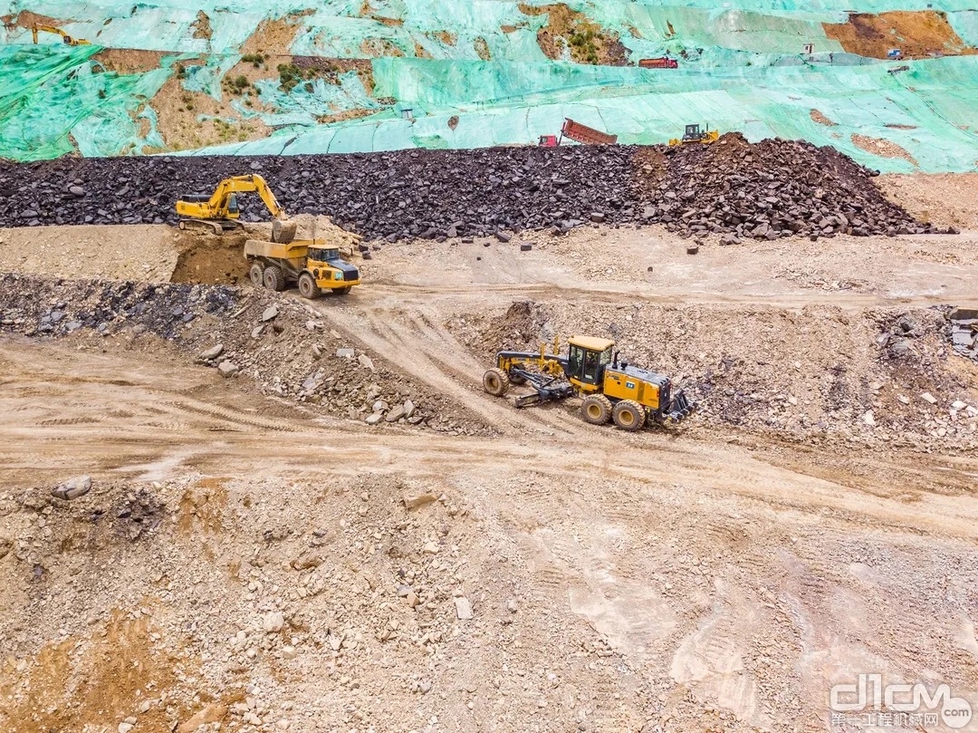 徐工GR2605矿用平地机在云南磷矿道路维护