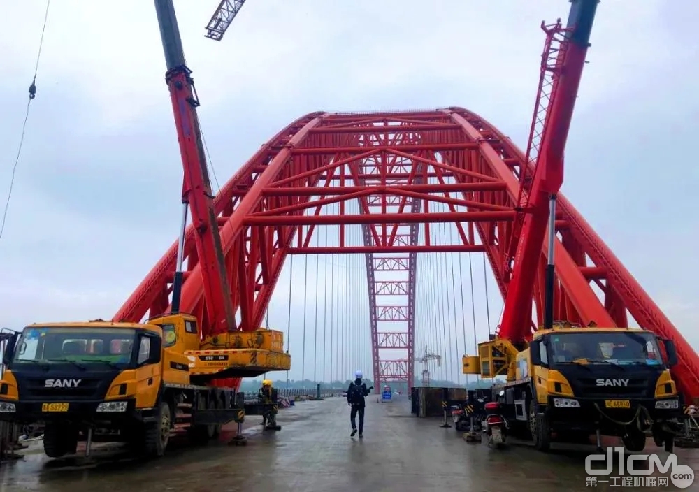 三一起重机助力合江长江公路大桥建设