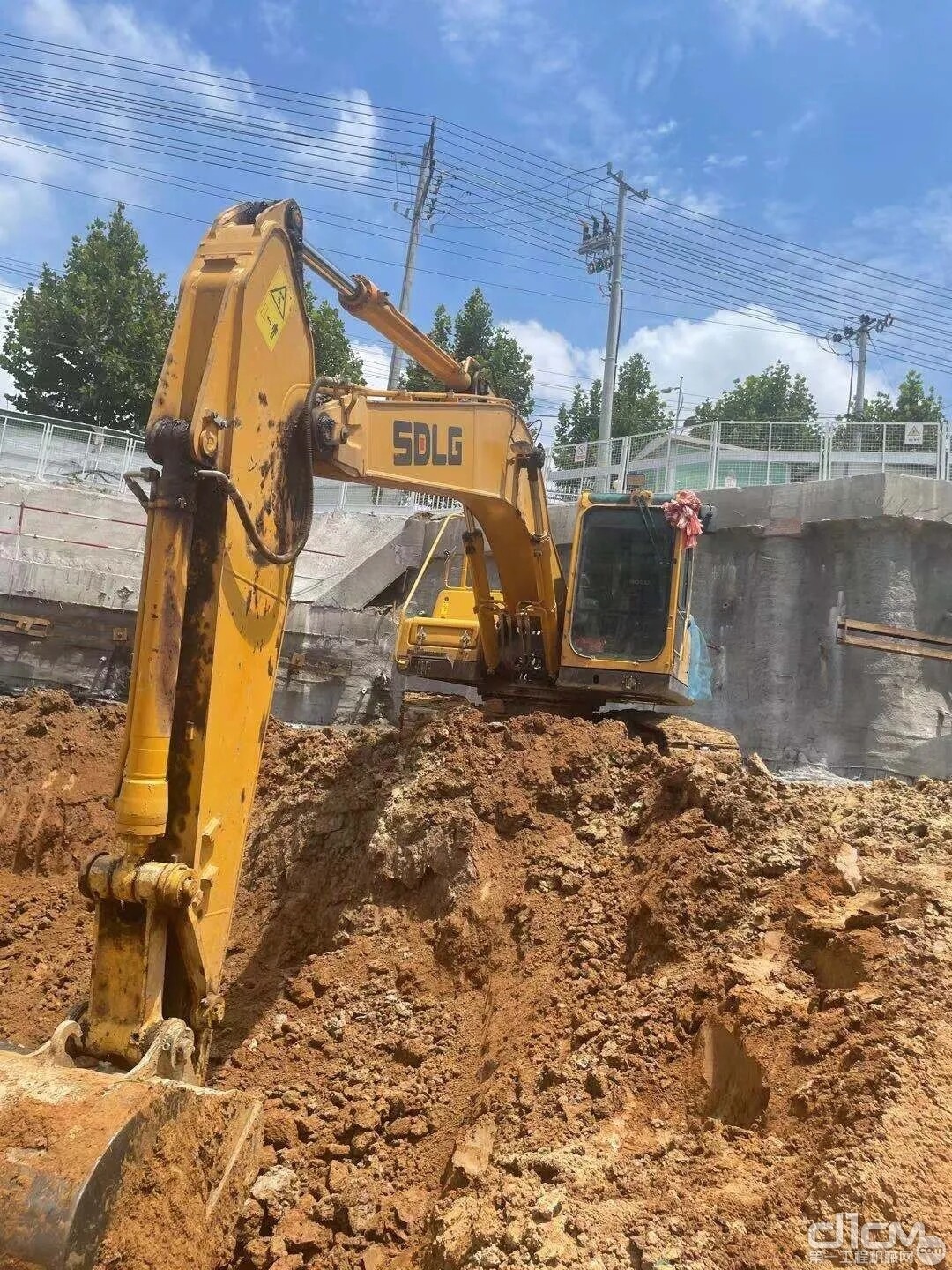 图：正在施工的临工E6210Fs挖掘机