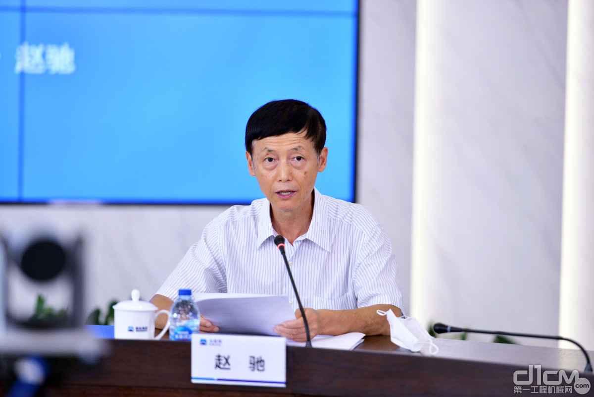中国机械工业联合会执行副会长兼秘书长赵驰主持发布会