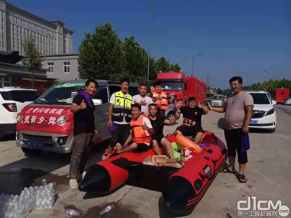 赵晓威一行8人开着3辆车，带着1只借来的救生艇以及其余物资动身
