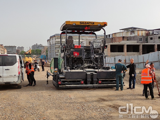 山推SRP09-C5摊铺机施工应用于河南省洛阳市某道路