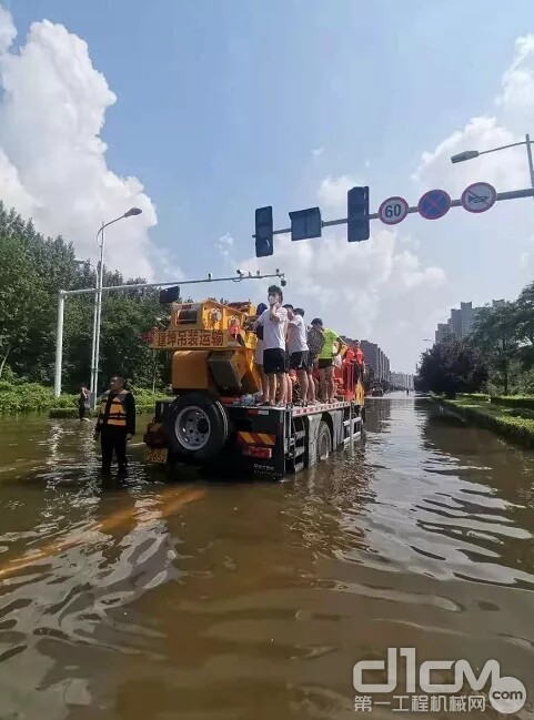 季士猛运送涉水群众