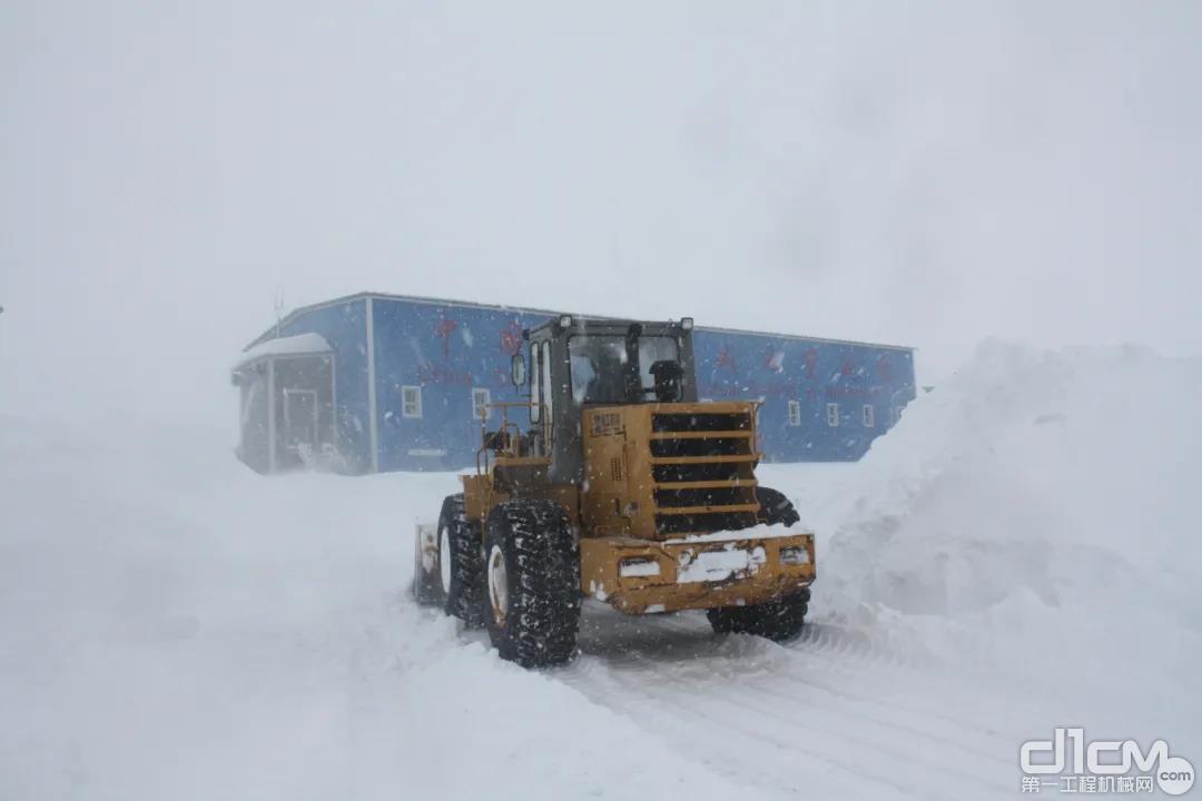 厦工装载机在南极