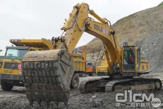 山西大同某省道施工现场，一台山东临工E6300F PLUS挖掘机正进行土方开挖作业