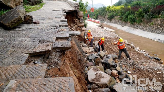 遇到山区狭窄道路塌方，就是山猫微挖显威之时