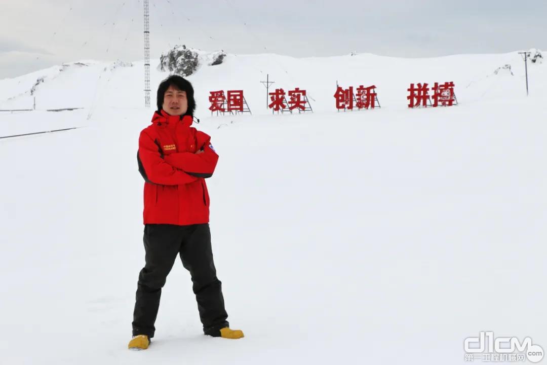 ▲南极科考随队机械师、曾四上南极的厦工服务工程师王荣辉