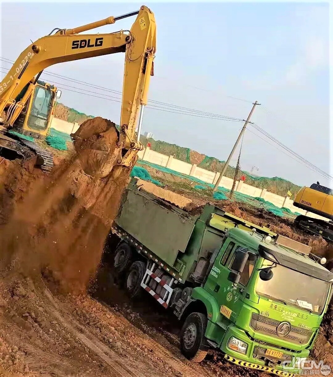 退“疫”之后，依旧忙碌在西咸新区建设的临工E6225F挖掘机