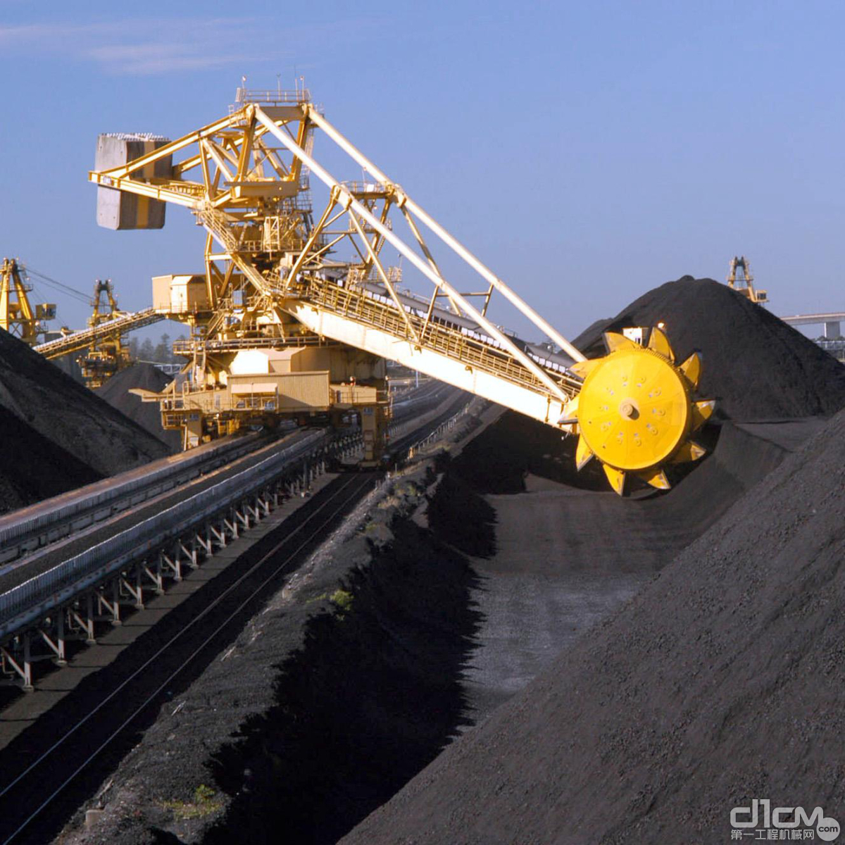 煤炭板块估值依然具备吸引力，利好工程机械行业