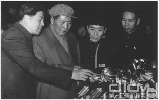 1958年2月13日，毛主席视察第一汽车制造厂