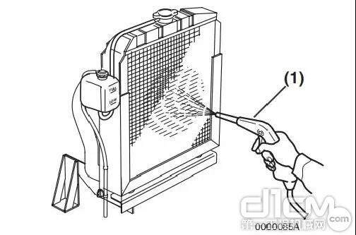 用 28psi 或压力更低的压缩空气吹洗散热器及其肋片