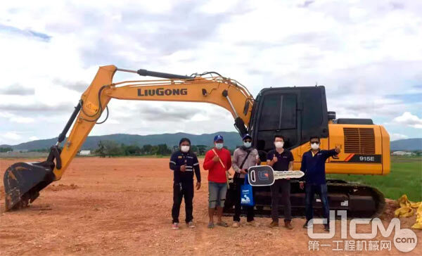 柳工挖掘机交付泰国客户 