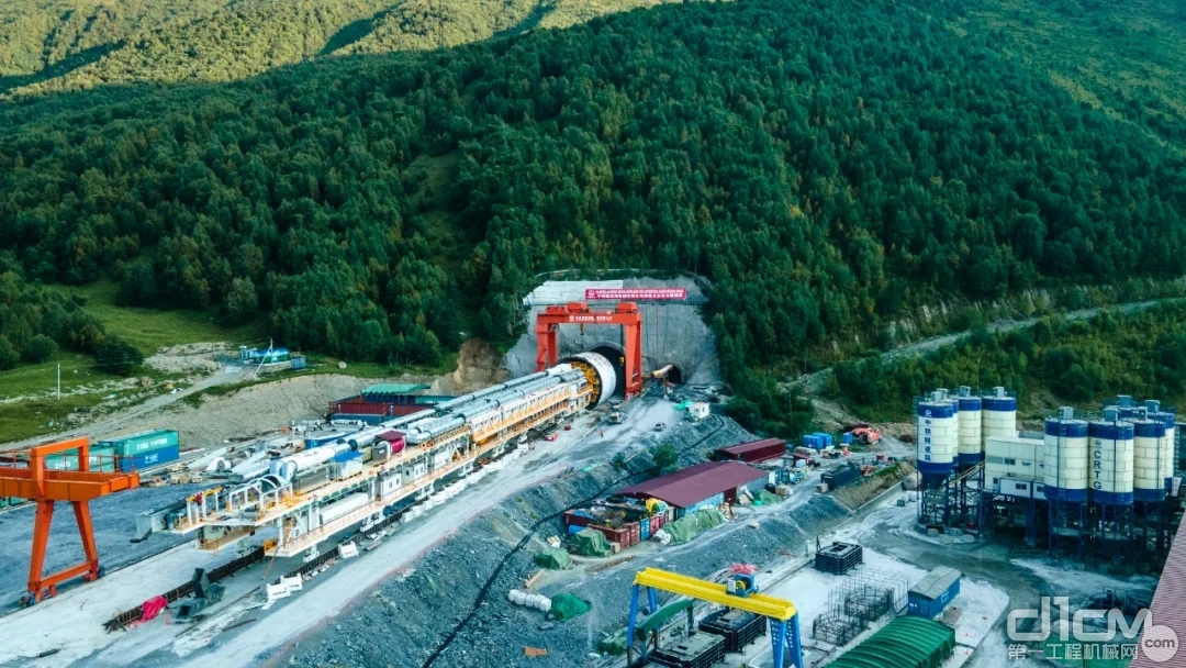 全球最大直径全断面硬岩掘进机（TBM）“高加索号”顺利完成现场组装