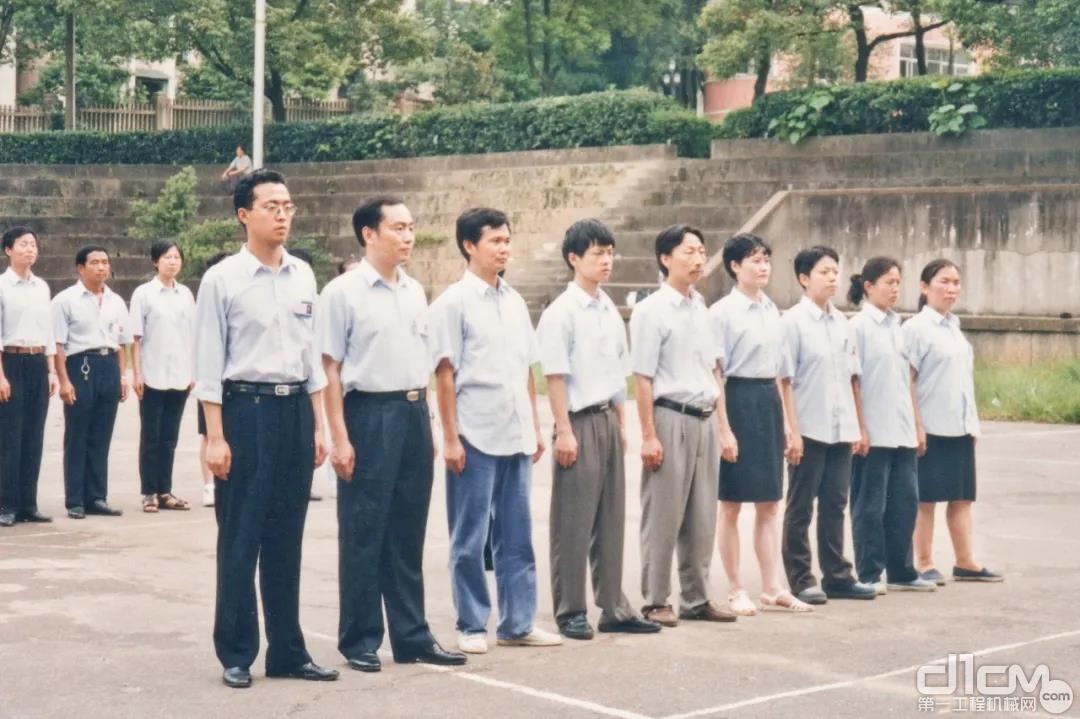 1999年，中联第一期员工军训
