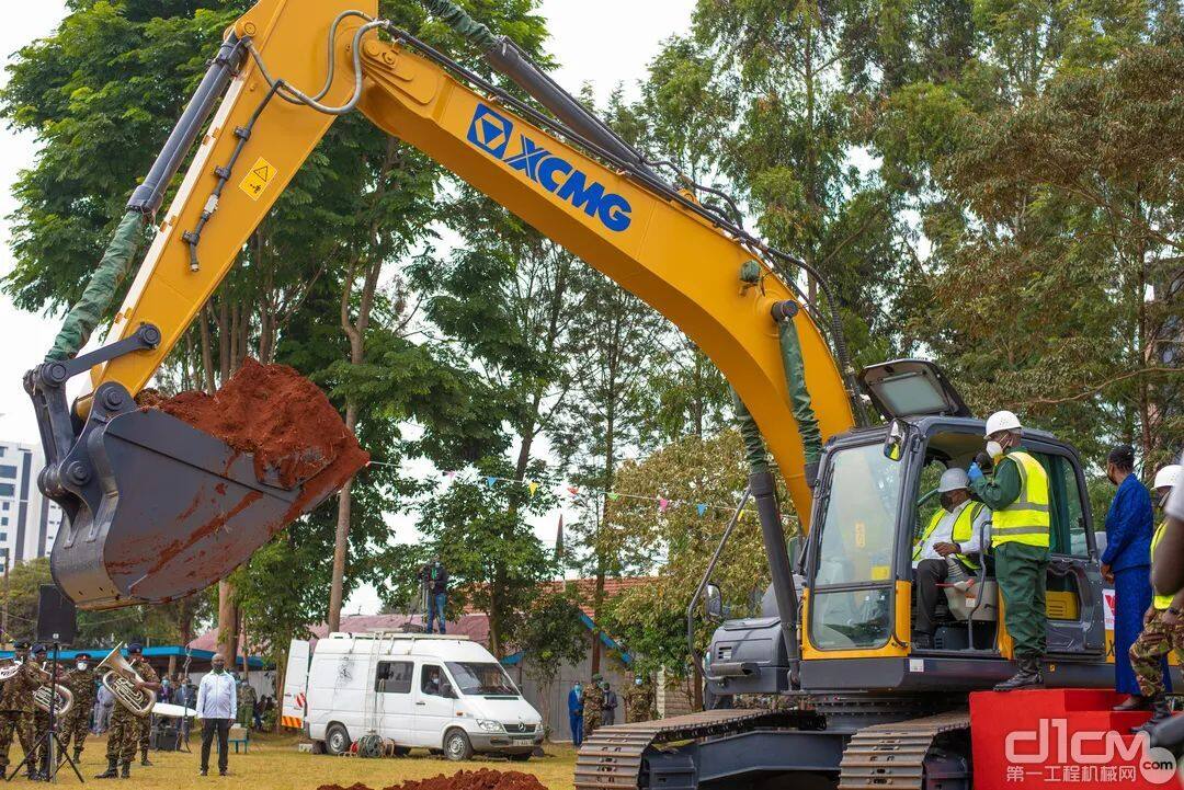开工仪式上，乌胡鲁·肯雅塔总统驾驶徐工XE215C挖掘机