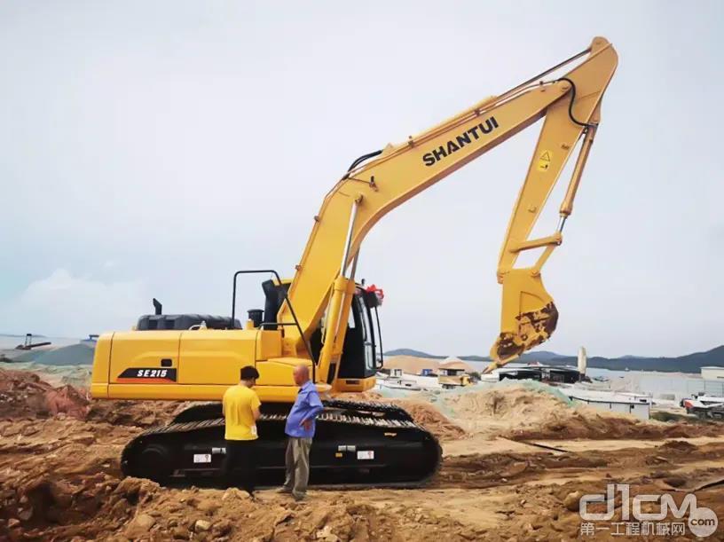 深圳客户陈老板继6月采购了一台21吨挖掘机后再次购买了一台SE215-9W
