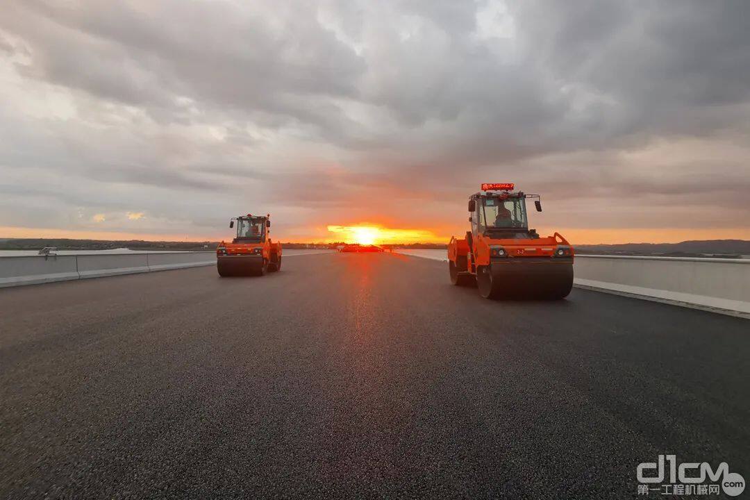 悍马 HD 系列双钢轮压路机高效压实