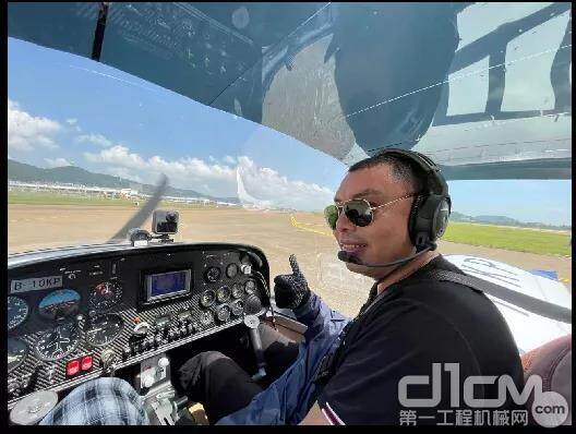 湖南山河通航运行副总经理余章常独自驾驶全新涂装的山河阿若拉SA60L飞机