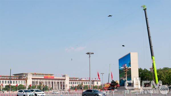 ▲2021年，中联重科汽车起重机耸立在天安门广场架设起天鹰座、天琴座索道拍摄系统