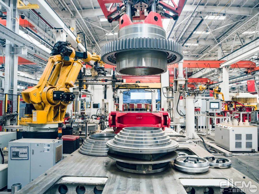 三一重工灯塔工厂中正在作业的机器人