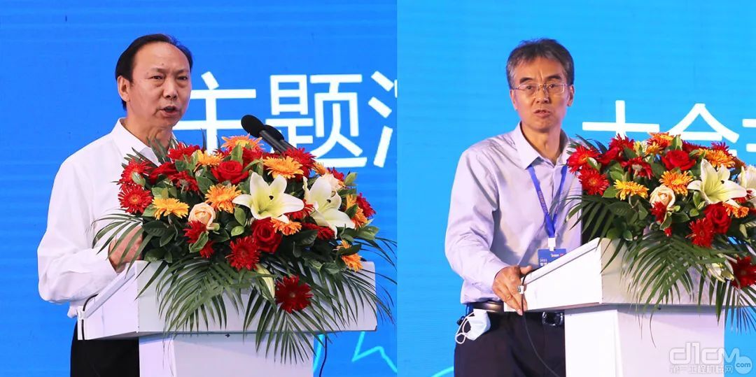 中国机械工业联合会执行副会长宋晓刚（左），机械工业信息中心副主任、中国机经网总经理沈波（右）主持论坛