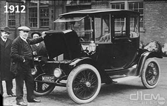 图1 1912年，爱迪生跟他的电动车合影