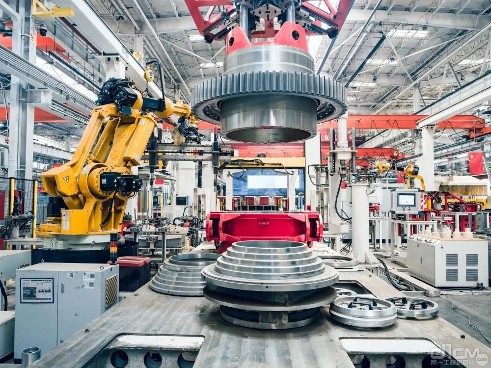 三一重工北京桩机工厂01号厂房内的双视觉定位机器人装配动力头