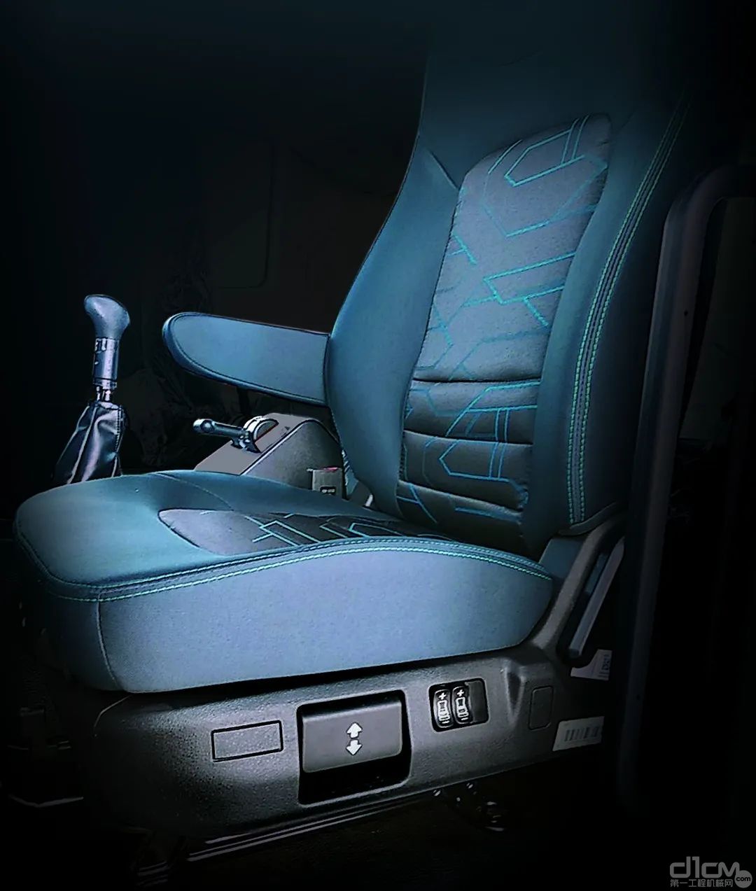 华菱H7国六牵引车的座椅采用了高端气囊减震