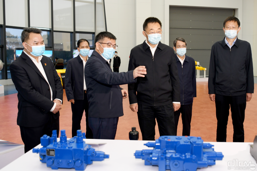 刘宁一行先后参观了柳工全球研发中心、实验中心和大型挖掘机生产线