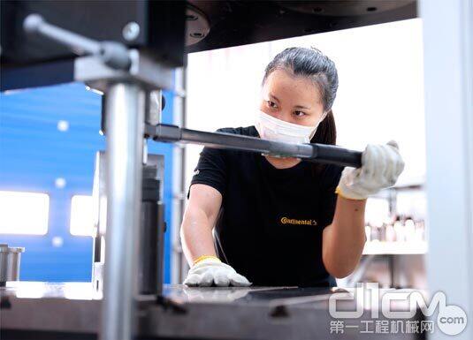 大陆集团中国常熟工厂开发、生产、测试应用于电动汽车的电机悬置件 