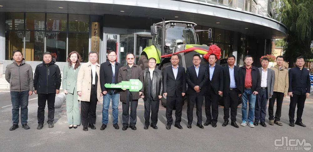 中联农机向吉林大学捐赠一台高端大马力拖拉机