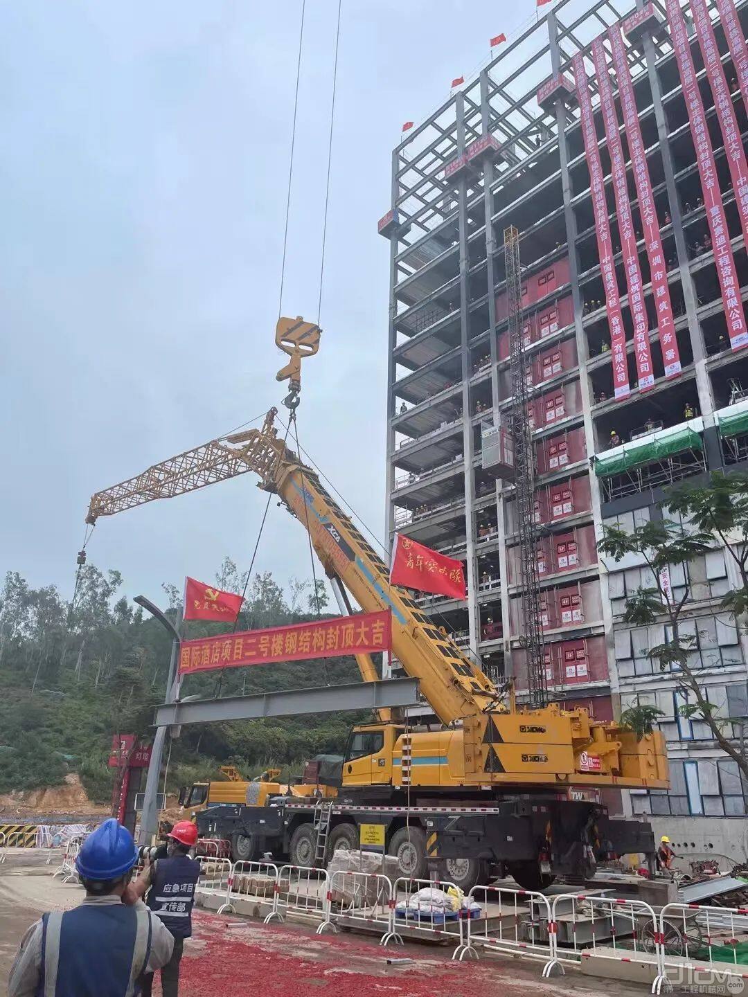 徐工起重机助力深圳国际酒店钢结构顺利封顶