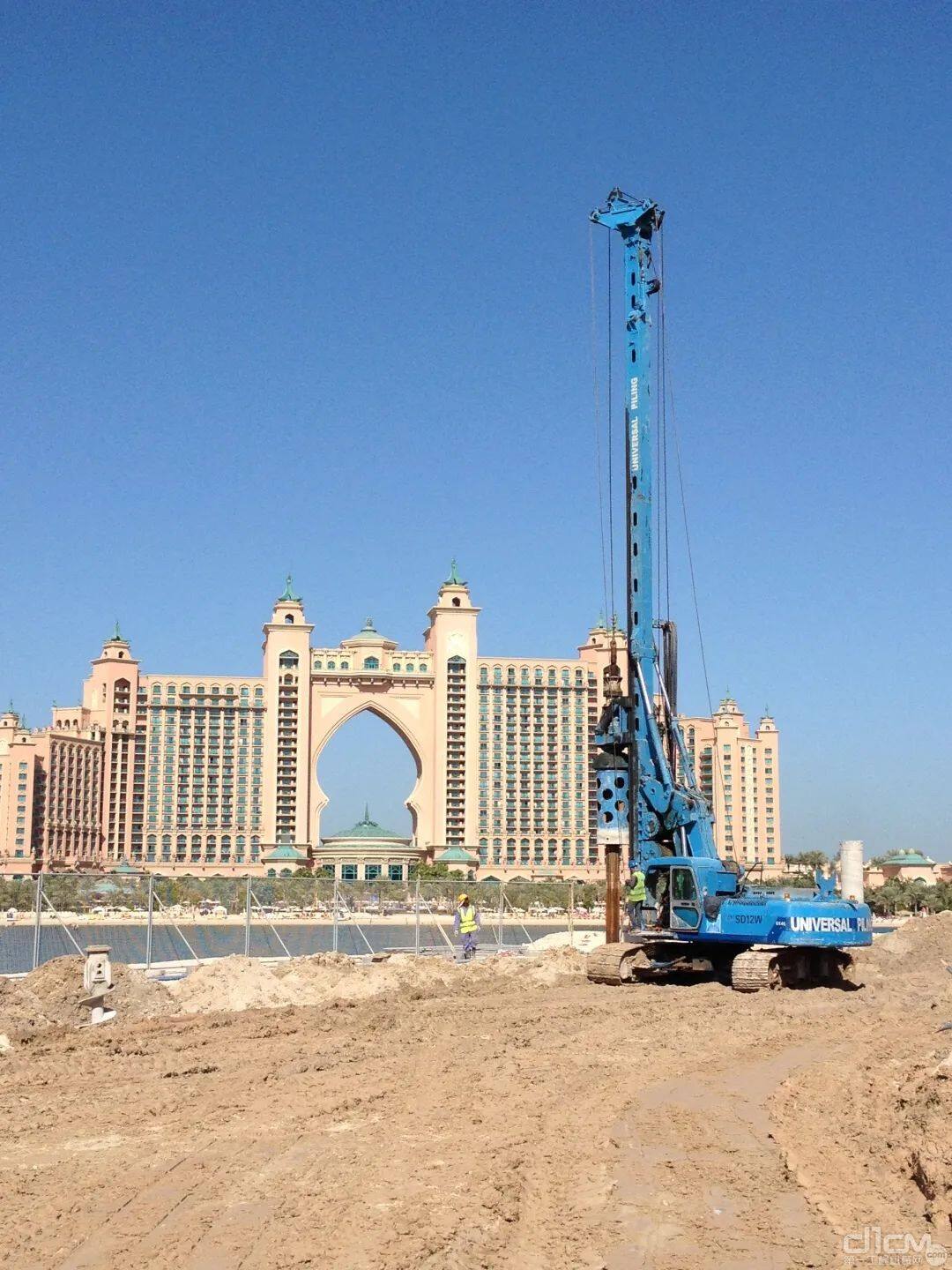 图丨金泰SD12W多功能钻机在迪拜棕榈酒店领略异域风情