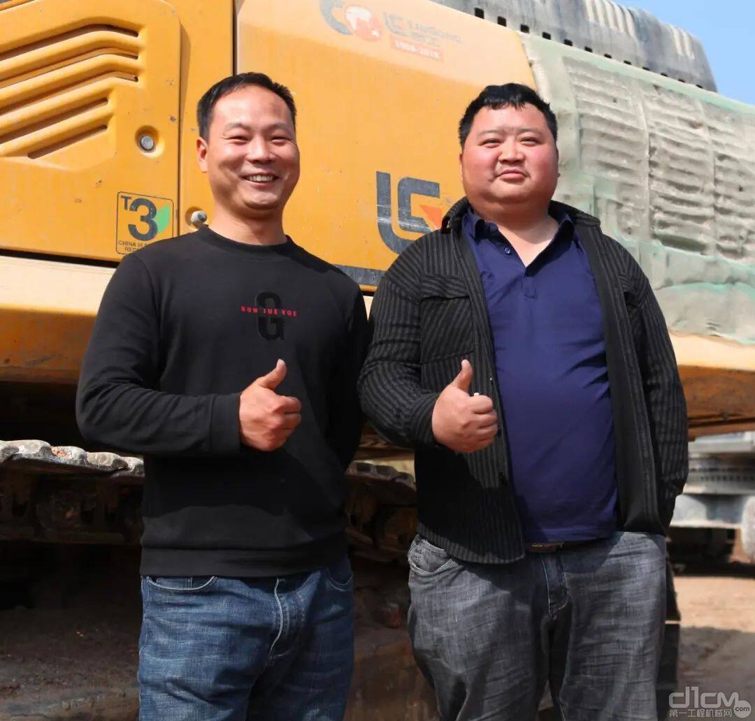 刘老板（右）和他的老表（左）为柳工品质点赞