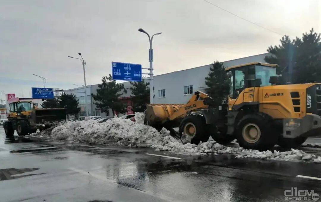 山东临工工程机械设备参与除雪作业