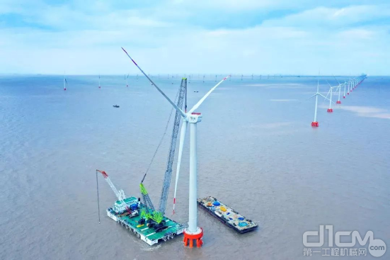 中联重科ZCC18000履带起重机在浙江最大海上风电项目吊装