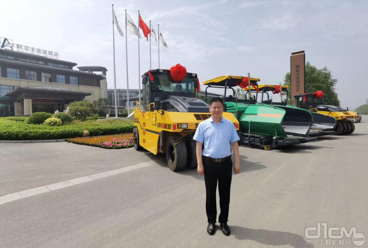 李老板和他2020年入手的山推道路机械设备