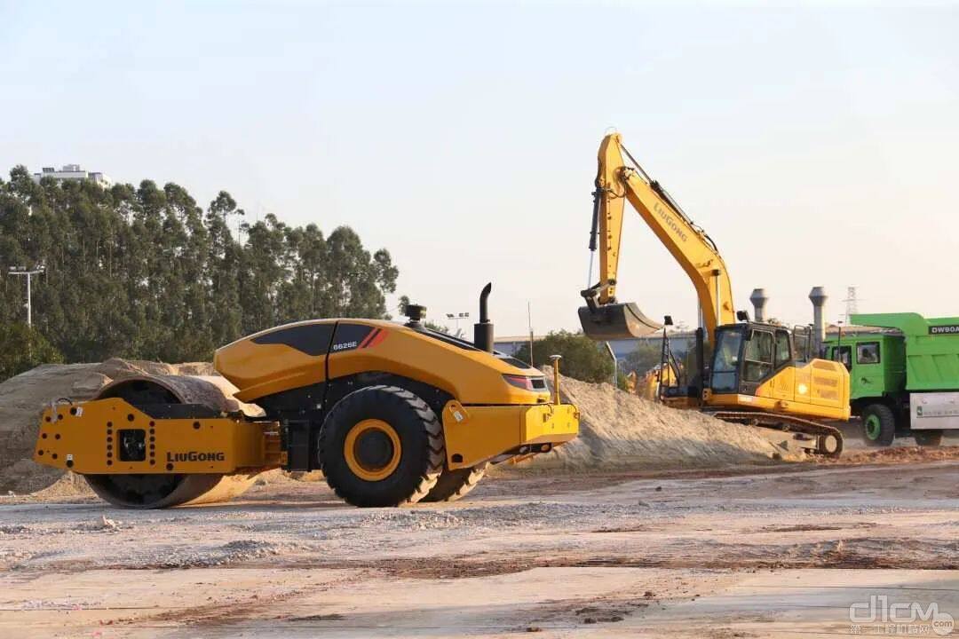 柳工发布无人驾驶的挖掘机、装载机、压路机