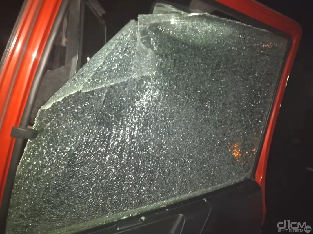张先生的三一重卡车门玻璃及后视镜被撞坏