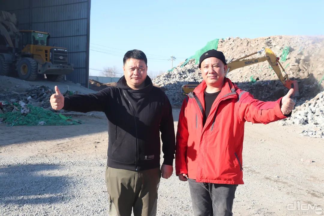 北京临之杰工程机械有限公司总经理胡总（左）与北京某建筑工程有限公司负责人李总（右）