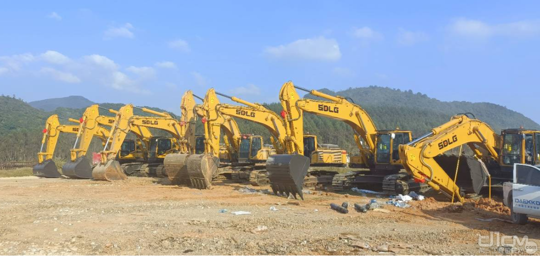 8台临工大型挖掘机成功交付广西防城港市某大客户